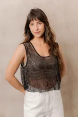 Top de red negro sin mangas, con escote redondo, calce suelto y aplicaciones de strass en toda la superficie.