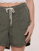 Short verde militar de tiro medio, confeccionado en lyocell con cintura elastizada y cordón tubular de ajuste con punteras metálicas. Cuenta con amplios bolsillos delanteros aplicados y diseño holgado.