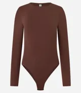 Body básico de poliamida y elastano color borgoña, con cuello redondo y mangas largas.