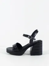 Sandalias negras de cuero sintético con textura tipo cocodrilo, plataforma delantera y tacón bloque alto. Tira delantera ancha y tira al tobillo con hebilla metálica.