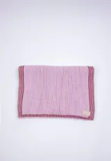Bufanda rectangular tejida de color rosa claro con rayas verticales finas color borgoña.