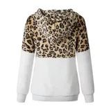 Buzo tipo canguro de polar, con diseño combinado en animal print de leopardo en la parte superior y color gris claro en la parte inferior. Cuenta con capucha, cordones ajustables y cierre frontal.