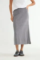 Falda midi de tejido de punto en color gris, con cintura elástica y detalle de costura vertical lateral en tono contrastante.