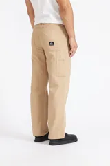 Pantalón carpintero de corte recto color beige, con bolsillos laterales y presillas para cinto.