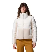 Campera puffer con aislamiento sintético, combinando paneles de tela técnica blanca con detalles en tejido tipo sherpa color beige. Presenta cuello alto, cierre frontal completo, bolsillos laterales con cierre y puños elásticos.