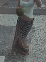 Pollera larga de viscosa, color azul marino con estampado de lunares blancos. Diseño de tiro alto y corte amplio.