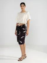 Top corto color marrón de lino tencel, con mangas cortas y lazo ajustable en el ruedo.