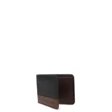 Billetera plegable de cuero con diseño bicolor en negro y marrón, con el logo de la marca grabado en la parte inferior.