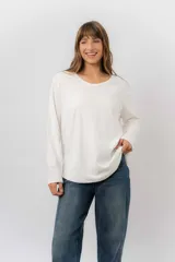 Remera de manga larga en color marrón, de corte relajado, con cuello redondo amplio y dobladillo redondeado.