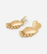 Caravanas medianas de metal con baño de oro envejecido, compuestas por una base superior en forma de corazón y un colgante inferior también en forma de corazón, decorado con pequeñas esferas metálicas colgantes que aportan movimiento.