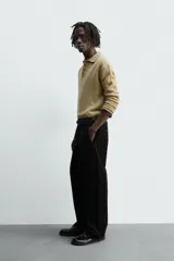 Pantalón de corte carrot fit confeccionado en tejido de mezcla de algodón. Presenta bolsillos frontales, bolsillos traseros de vivo y cierre frontal con cremallera y botón.