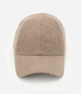 Gorra marrón de visera curva y diseño estructurado, confeccionada en tejido texturizado de poliéster con acabado sin botón superior.