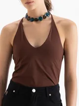 Top gris de punto, ajustado al cuerpo, con escote en V pronunciado y breteles finos que se unen en la espalda.