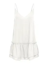 Vestido corto blanco con escote en V, tirantes finos ajustables y volados en el ruedo.