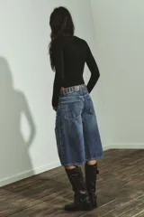 Body de manga larga con cuello redondo, confeccionado en una mezcla de algodón y modal. Presenta cierre inferior con botones a presión.