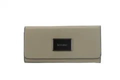 Monedero de simil cuero color visón con broche imán y logo metálico de la marca en el frente.