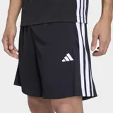 Short deportivo Adidas de corte clásico, color negro con las icónicas tres rayas blancas laterales. Cuenta con cintura elástica, bolsillos laterales con cierre y logo de la marca en la pierna.