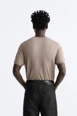 Camiseta negra de punto con cuello redondo, manga corta y corte regular. Tejido de viscosa con acabado en rib.