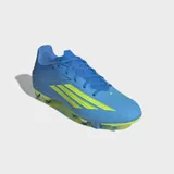 Championes de fútbol Adidas F50 Club FG/MG, color azul con las tres tiras características en amarillo y suela con tapones multitaco.