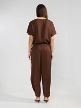 Top corto color marrón de lino tencel, con mangas cortas y lazo ajustable en el ruedo.