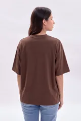 Remera marrón de manga corta con lavado especial, cuello redondo y corte holgado.