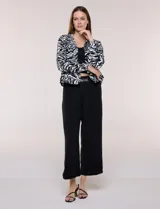 Camperita liviana de silueta entallada, con estampado floral en tonos azules, cuello camisero, cierre frontal con botones y bolsillos en el pecho.
