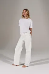 Jeans Z1975 de tiro bajo y pernera recta, con diseño de cinco bolsillos y cierre frontal con cremallera y botón, en tono azul desgastado.