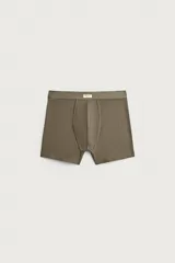 Pack de tres calzoncillos tipo bóxer de tejido elástico con acabado aterciopelado, en tonos neutros gris, marrón y verde oscuro, con cintura elástica.