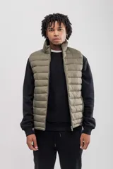 Chaleco puffer negro con cierre frontal y cuello alto.