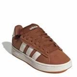 Championes urbanos Adidas Grand Court Alpha, color marrón con las icónicas tres tiras laterales en color blanco. Presentan un diseño de corte bajo con capellada de gamuza, cordones al tono y suela de goma blanca con base en color caramelo.