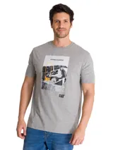 Remera gris melange de manga corta y cuello redondo, con estampa frontal fotográfica en blanco y negro con detalles en amarillo y la inscripción "PEORIA ILLINOIS" junto al logo de CAT.