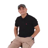 Chomba amarilla de piqué con cuello clásico y manga corta. Presenta un logo bordado en el pecho. Corte recto.