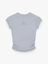 Camiseta de manga corta con calce slim, confeccionada en tejido suave con detalle estampado pequeño en el frente.