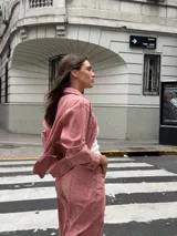 Pantalón de denim corte balón, color azul claro, con bolsillos frontales y diseño amplio en las piernas.