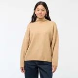 Suéter de punto con cuello alto, diseño de corte holgado y mangas largas con puños acanalados.