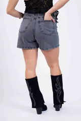 Short de jean gris oscuro con pequeños apliques brillantes.