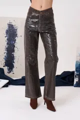 Pantalón de tiro medio con textura efecto piel de cocodrilo brillante, corte recto y cierre frontal con botón.