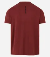 Remera deportiva de hombre con tecnología dry fit, cuello redondo y manga corta. Presenta un diseño liso en color beige con una pequeña etiqueta decorativa en el dobladillo.