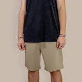 Bermuda deportiva color verde, de corte relajado, con bolsillos laterales y trasero.