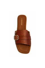 Sandalias planas Paddock de mujer con tira ancha en el empeine con textura de cuerito de serpiente, detalle de hebilla metálica dorada y puntera cuadrada.