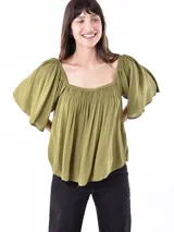 Blusa color verde oliva con escote cuadrado y fruncido en el busto. Mangas cortas amplias con efecto globo.