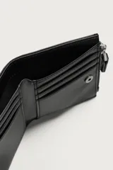 Billetera vertical de cuero sintético negro con cierre de botón a presión, ranuras para tarjetas y compartimento con cierre lateral para monedas.
