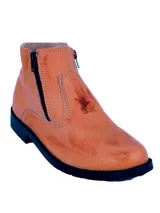 Bota de cuero color suela con cierre lateral negro y suela de goma negra. Presenta un logo grabado en el empeine.