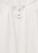 Chaqueta de poliamida blanca, con diseño semitransparente, cuello redondo fruncido, cierre frontal de cremallera, mangas largas con puños elásticos y bajo fruncido.