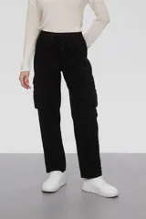 Pantalon cargo de pana negra, con cintura elástica y cordón de ajuste. Presenta bolsillos laterales tipo cargo y corte recto.