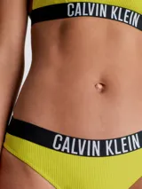 Parte de abajo de bikini color amarillo con textura de canalé y cintura elástica negra con logo de Calvin Klein en blanco.