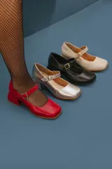 Zapatos Mary Jane de cuero negro, con punta cuadrada, tira sobre el empeine con hebilla dorada y taco bloque.