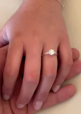 Anillo solitario de plata 925 con engaste de cuatro puntas y piedra de zirconia central.