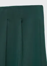 Pantalón de vestir color verde oscuro, de corte wide leg y tiro medio. Presenta cintura con elástico, pinzas delanteras y diseño largo.