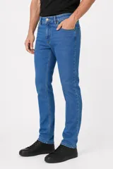 Pantalón jean skinny de tiro bajo y color azul medio.
